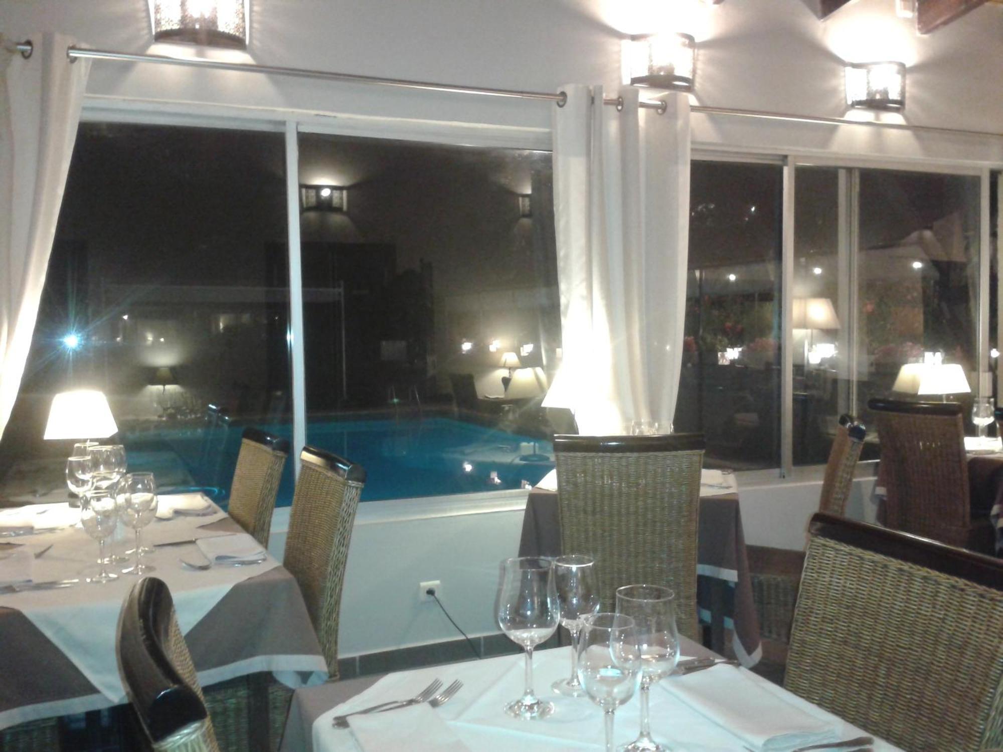 Logis Hotel - Restaurant Residence Les Cedres Villeneuve-lès-Avignon Eksteriør billede