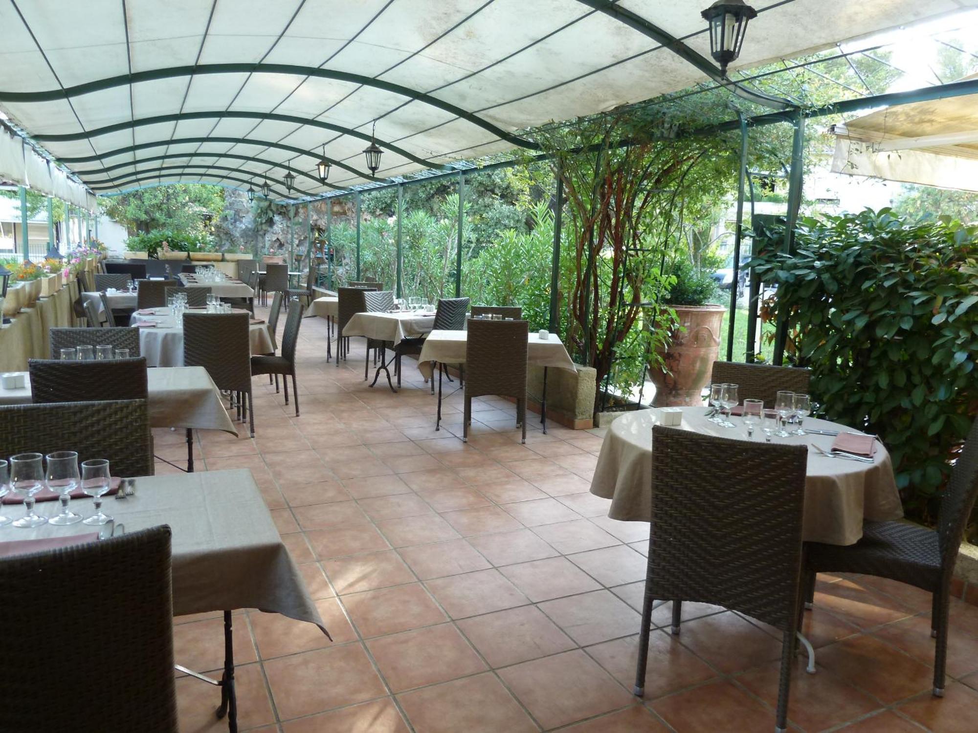 Logis Hotel - Restaurant Residence Les Cedres Villeneuve-lès-Avignon Eksteriør billede