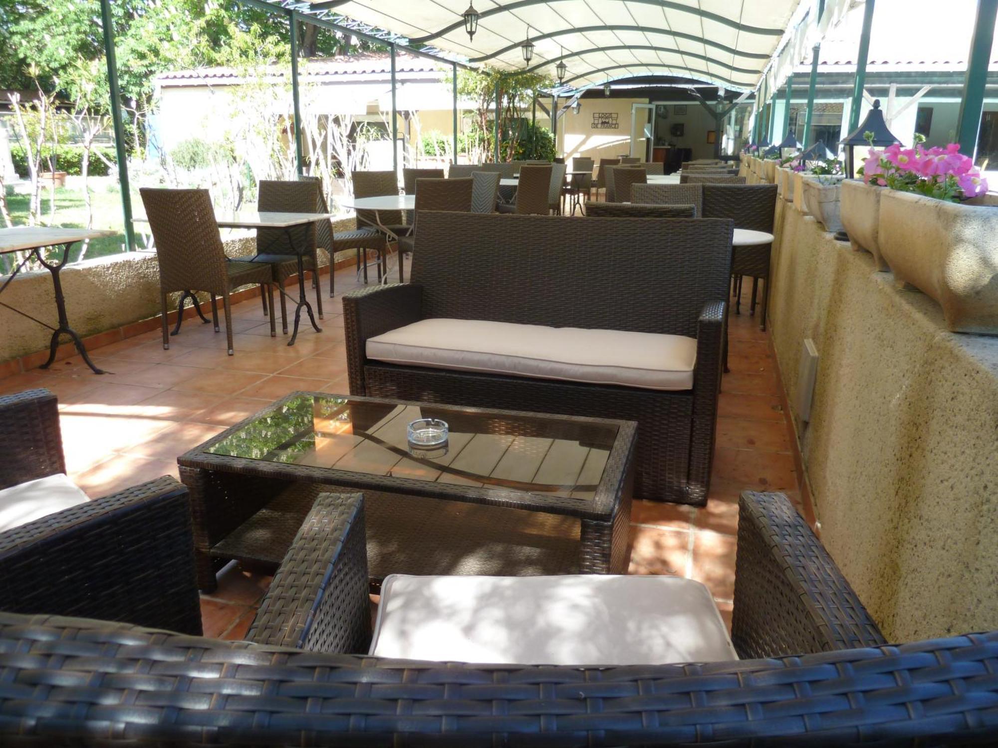 Logis Hotel - Restaurant Residence Les Cedres Villeneuve-lès-Avignon Eksteriør billede