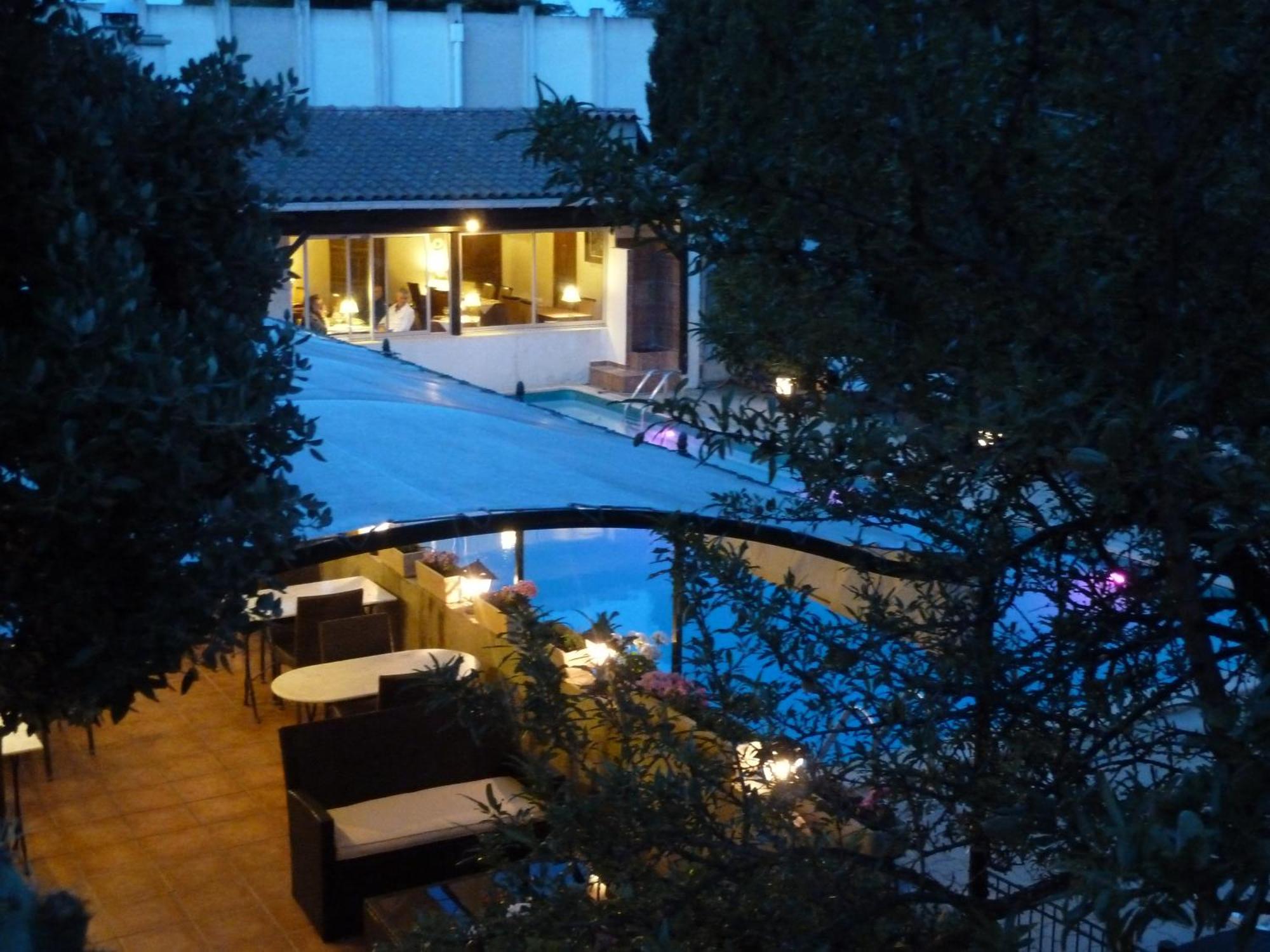 Logis Hotel - Restaurant Residence Les Cedres Villeneuve-lès-Avignon Eksteriør billede