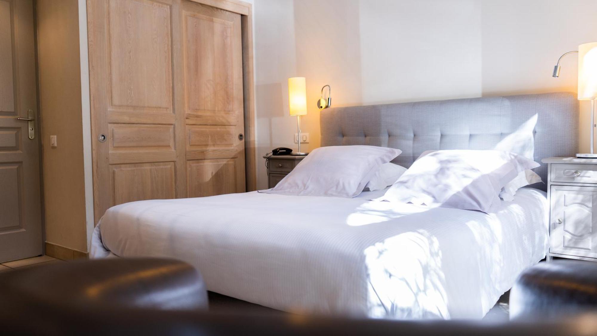 Logis Hotel - Restaurant Residence Les Cedres Villeneuve-lès-Avignon Eksteriør billede