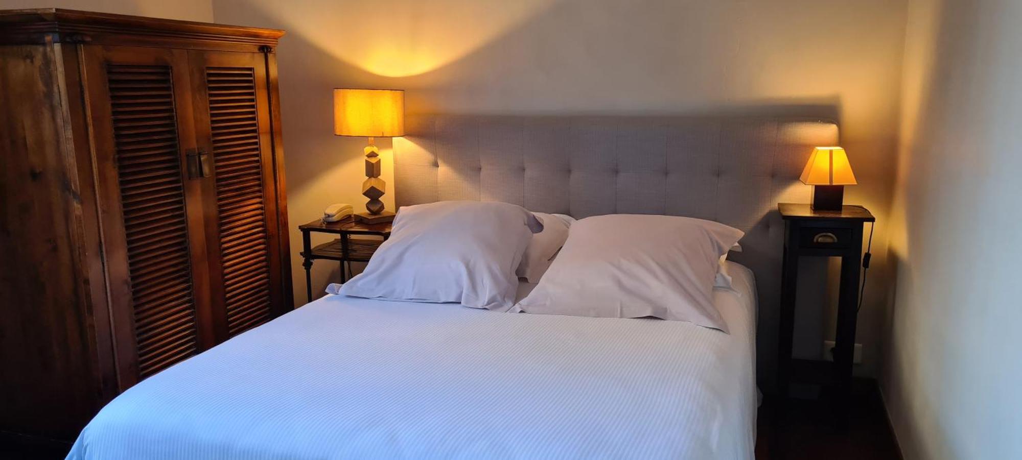 Logis Hotel - Restaurant Residence Les Cedres Villeneuve-lès-Avignon Eksteriør billede
