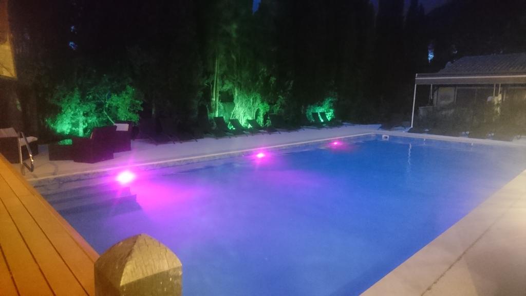 Logis Hotel - Restaurant Residence Les Cedres Villeneuve-lès-Avignon Eksteriør billede