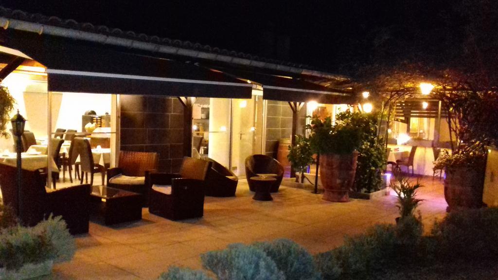 Logis Hotel - Restaurant Residence Les Cedres Villeneuve-lès-Avignon Eksteriør billede