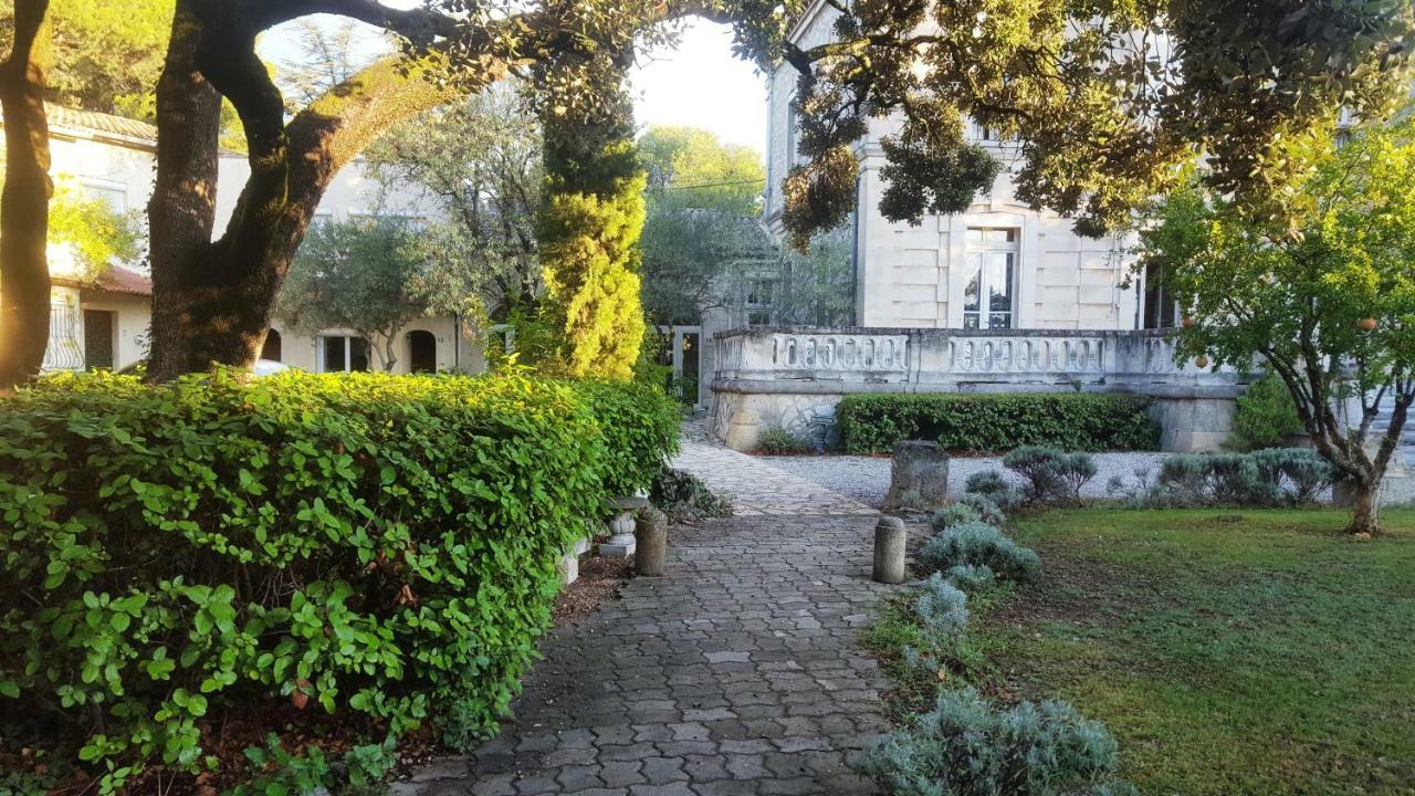 Logis Hotel - Restaurant Residence Les Cedres Villeneuve-lès-Avignon Eksteriør billede